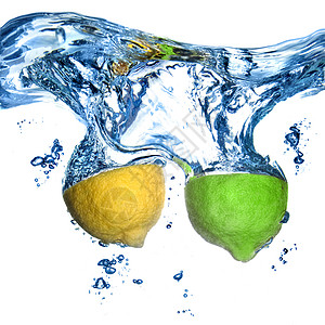 柠檬和柠檬石灰被浸入水中食物宏观饮食气泡生活涟漪热带运动液体果汁图片