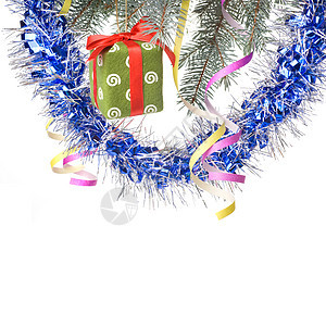 圣诞礼物和Fir树枝上的装饰 随心所欲地被孤立风格松树假期惊喜季节丝带狂欢宏观紫色展示图片