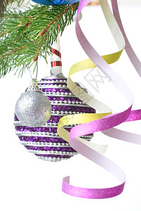 圣诞球和在Fir树枝上装饰的装饰庆典玻璃假期紫色风格装饰品季节松树惊喜灯泡图片