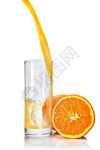 橙子汁刺入玻璃杯中 在白色上隔绝榨汁机小路食物橙子宏观液体玻璃果汁早餐水果图片
