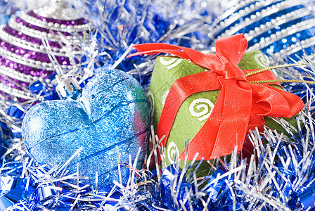 带有圣诞球和装饰的礼物展示灯泡假期季节庆典问候语紫色丝带风格蓝色图片