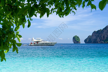 白色运动游艇蓝色闲暇巡航海景场景航行海洋海滩旅行波浪图片