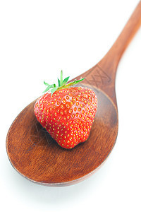 白上隔离的木制勺子和草莓水果宏观摄影诱惑覆盆子工作室营养生活食物菜肴图片