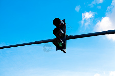蓝色天空对准蓝天的交通灯绿色阴影概念红绿灯控制旅行运输黄色警卫信号图片