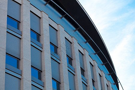 面对蓝天的现代办公楼大楼蓝色摩天大楼场景工作玻璃天空地面建造全景组织图片