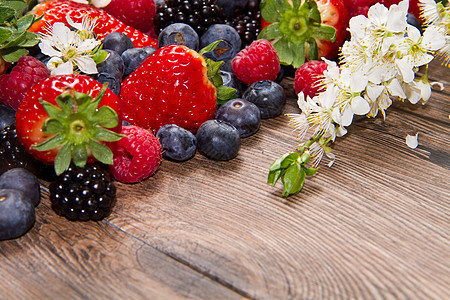 木本背景的白莓和白花植物生物水果果汁甜点饮食浆果木头营养厨房图片