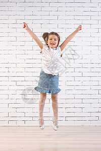 小女孩在跳跃中背景图片
