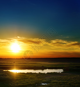 河流上好景色晴朗的夕阳橙子蓝色反射太阳光线金子环境场景阳光爬坡辉光图片