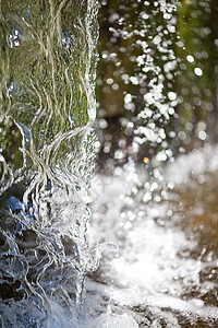 阳光下水的级联运动岩石荒野池塘泡沫溪流瀑布水平石头蓝色图片