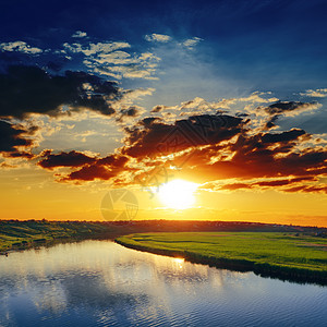河流上急剧的日落太阳金子阳光蓝色环境反射射线晴天辉光太阳光线图片
