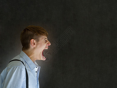 愤怒的大嘴巴男人在黑板背景上喊叫工人嗓音警告噪音命令老师男性学生员工商务背景图片