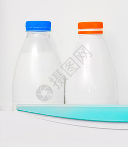 冰箱中的牛奶设备奶制品厨房货架白色瓶子物体产品养分食品图片