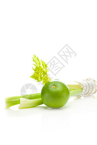 高玻璃中的大菜 绿葡萄汁和计量磁带等离子体水果活力食物药品热带柚子营养果汁权重饮食图片