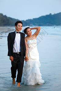 新婚夫妇在海滩散步图片