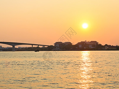 Chao Phraya河日落场景天空旅游旅行金子建筑橙子风景太阳阳光图片