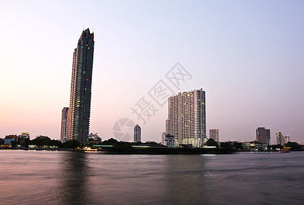 日落时沿河边的建筑物 亚洲风景建筑学海港自由公园城市商业建筑游客地标景观图片