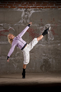 在灰砖墙上跳舞的美丽舞女女士霹雳舞说唱情感演员运动成人姿势运动衫青少年图片