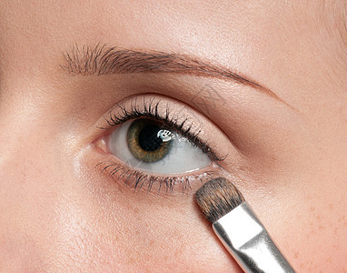妇女对眼带涂上化妆油漆刷子眼睛容貌阴影女性画笔治疗女孩肤色护理图片