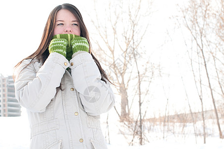 青绿美丽的女孩在冬天的风景中女士棉被手套长发青少年黑发女性外套微笑快乐图片