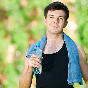 健身后饮用饮用水饮食运动装运动活力火车训练男人有氧运动跑步保健图片