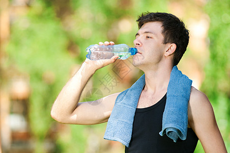 健身后饮用饮用水公园保健福利火车运动跑步毛巾有氧运动男人训练图片