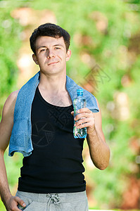 健身后饮用饮用水瓶子运动装锻炼公园跑步运动员男人矿物男性行动图片