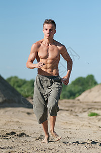 年轻人在海滩上奔跑生活天空短裤支撑男生跑步行动闲暇运动乐趣图片