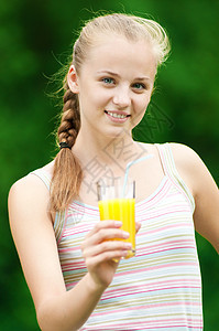年轻女孩喝橙汁 外门活力火车闲暇运动装口渴卫生女性身体橙子慢跑图片