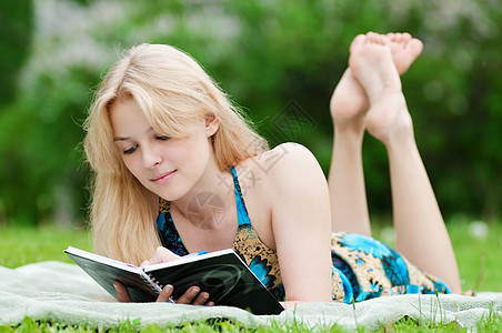 美丽的年轻女性阅读书公园娱乐学习享受故事女孩眼睛教育女学生快乐图片