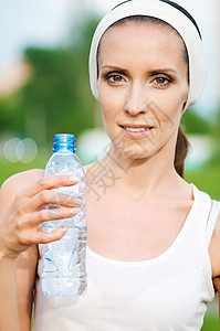 户外运动中的妇女饮用水卫生跑步保健成人女性慢跑赛跑者口渴训练天空图片