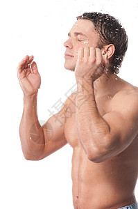 年轻人洗脸粉碎喜悦小伙子男性胡须青年身体成人皮肤护理图片