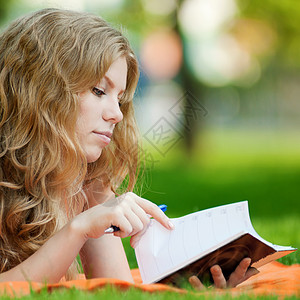 美丽的年轻女性学习小说裙子快乐娱乐笔记本女士文学教科书学生教育图片