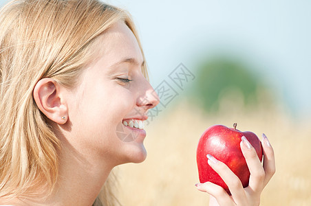 在小麦田野外野餐的快乐女人国家植物水果农村闲暇食物金发女郎牙科野餐女士图片