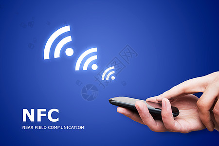 使用NFC技术手持智能手机     靠近现场通讯近场交换汇款电子商务电话店铺电汇商业支付贸易图片