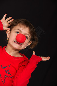 穿红鼻子的有趣的小女孩图片