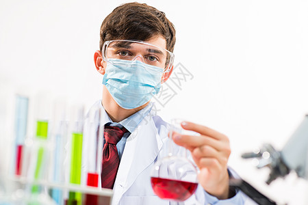 在实验室工作的科学家们科学医生技术实验液体生物测试男性成人化学品图片