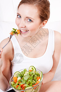 妇女笑着吃新鲜沙拉维生素营养饮食女孩脂肪小吃食物蔬菜胡椒身体图片