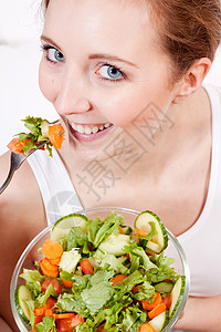 妇女笑着吃新鲜沙拉维生素食物营养女士脂肪女孩平衡饮食身体黄瓜图片