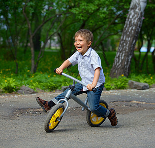 骑自行车的小男孩运动装孩子们快乐公园家庭微笑假期孩子婴儿闲暇图片