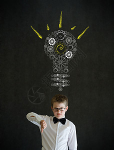 男孩身着商务人士的装扮 带着聪明的想法工具 灯泡图片
