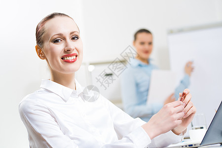 商业妇女肖像文档办公室蓝色女士专注微笑工作套装环境人士图片