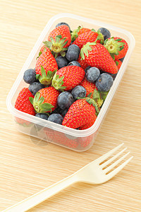 健康午餐盒 办公室配有草莓和蓝莓混合体小吃塑料商业桌子休息生活方式健康饮食沙拉食物饮食图片