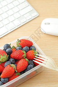 健康午餐盒 办公室配有草莓和蓝莓混合体饮食时间键盘桌子午餐工作沙拉浆果生活方式食物图片