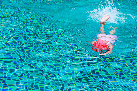 孩子在蓝水池游泳图片