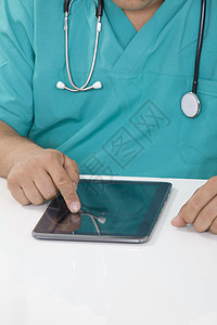 在数字平板电脑上工作的医生监视器诊断男人实习生技术诊所商业触摸屏文档考试图片