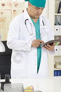 在数字平板电脑上工作的医生实习生药品男人商业诊所软垫职业互联网技术屏幕图片