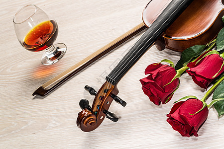 Violin 玫瑰 香槟杯和音乐书籍艺术小提琴木头乐队风格歌曲作品花朵笔记旋律图片
