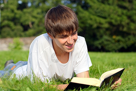 少年读书衣服青春期男性公园天气场地阅读假期晴天头书图片