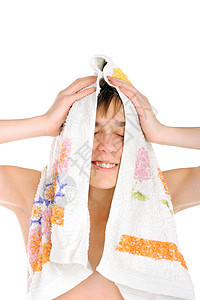 洗完澡后的青少年身体洗手间微笑头发肤色洗澡淋浴毛巾衣服男性图片