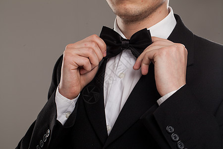男人的手触摸着领结套装领导者仪式衬衫裁缝新郎工作成功衣领婚礼图片